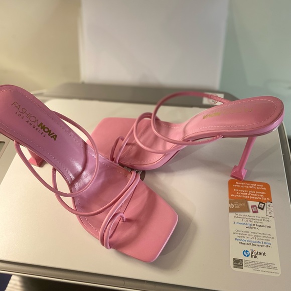 Never worn Pink slide size 9. - Picture 2 of 6